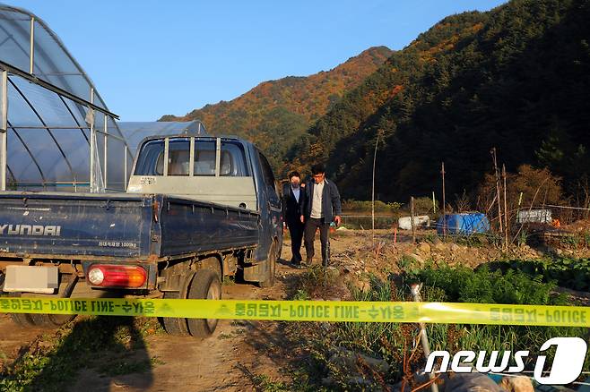 '어금니 아빠' 이영학씨(구속)의 아내 최모씨를 성폭행한 혐의로 경찰의 조사를 받던 이씨의 계부가 숨진채 발견된 25일 강원도 영월 계부의 자택 옆 비닐하우스 주변에서 경찰이 현장감식을 하고 있다.2017.10.25/뉴스1 © News1 박하림 기자