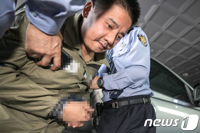 딸의 친구를 살해하고 시신을 유기한 혐의를 받고 있는 '어금니 아빠' 이영학이 검찰 조사를 받기 위해 15일 오후 서울 도봉구 서울북부지방검찰청으로 들어서고 있다. 2017.10.13/뉴스1 © News1 성동훈 기자