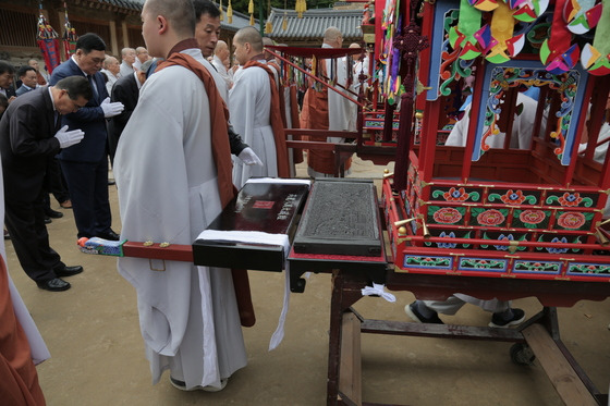 대장경세계문화축전 개막(10월 20일)에 앞서 10월 16일 팔만대장경 대장경 진본을 옮기는 '이운'이 진행됐다. [사진 대장경세계문화축전]