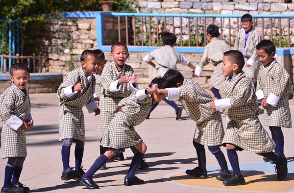 부탄 파로 시내의 요젤링학교 학생들이 지난 16일 쉬는 시간을 이용해 운동장에서 놀이를 하고 있다. 파로(부탄) |정지윤기자