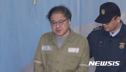 【서울=뉴시스】권현구 기자 = 안종범 전 청와대 정책조정수석이 25일 오후 서울 서초구 서울중앙지방법원에서 열린 '국정농단 사건' 40차 공판에 출석하고 있다. 2017.10.25. stoweon@newsis.com