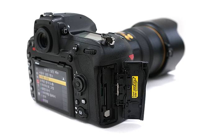 니콘 D850은 대응 저장매체로 XQD와 SD카드를 선택했다.