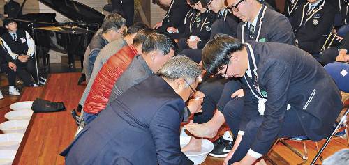 대광고등학교 교사들이 지난 쁃월 서울 동대문구 안암로 이 학교 강당에서 열린 학생회 출범예배에서 학생들의발을 씻어주고 있다. 대광고 제공