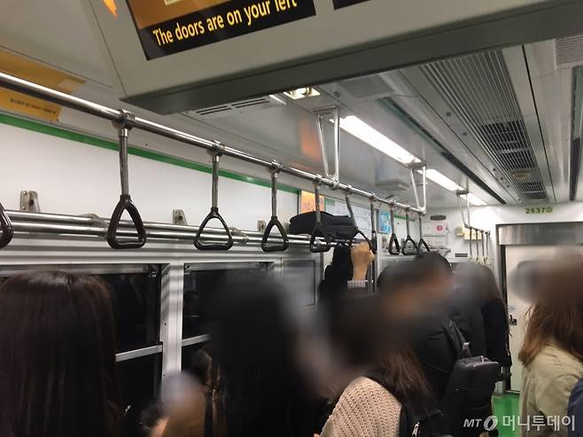 서울 지하철 2호선 지하철 선반 위에 짐이 올려져 있다./사진=남형도 기자