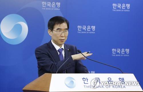 (서울=연합뉴스) 이상학 기자 = 정규일 한국은행 경제통계국장이 26일 오전 서울 중구 한국은행에서 2017년 3/4분기 실질 국내총생산 기자설명회를 하고 있다. 한국은행은 이날 3분기 GDP가 392조672억원(계절조정계열 기준)으로 2분기보다 1.4% 증가했다고 밝혔다.  3분기 성장률은 2010년 2분기 1.7% 이후 29분기 만에 최고다.    leesh@yna.co.kr