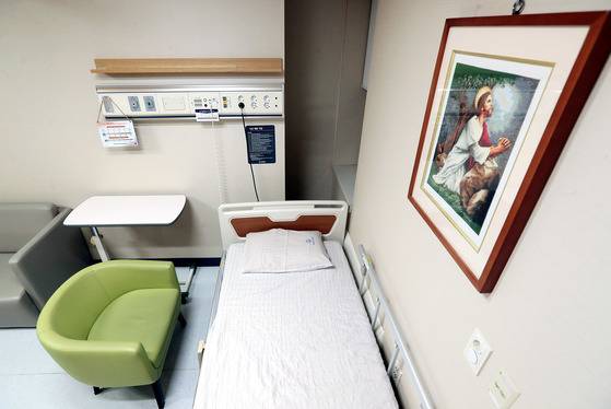 서울의 한 대학병원 완화의료센터 임종실. 치료실로 쓰다 임종이 임박한 환자가 생기면 이용한다. 여기서 가족에게 둘러싸인 채 편안하게 임종한다. [강정현 기자]