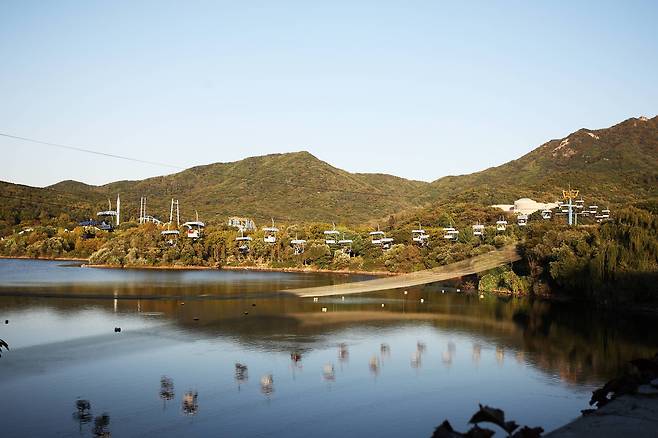 햇빛에 반짝이는 호수와 단풍이 어우러진 미리내 다리. 사진은 '2015년 서울대공원 단풍숲 사진 공모전' 수상작.［사진 서울대공원］