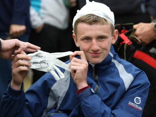 제이슨 블루는 로리 매킬로이의 공에 맞아 머리에 붕대를 둘렀으나 선물로 받은 '쏘리'라고 적힌 선수 사인 장갑을 득템했다.