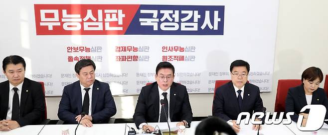 정우택 자유한국당 원내대표가 30일 오전 서울 여의도 국회에서 현안관련 기자회견을 하고 있다. © News1 박정호 기자