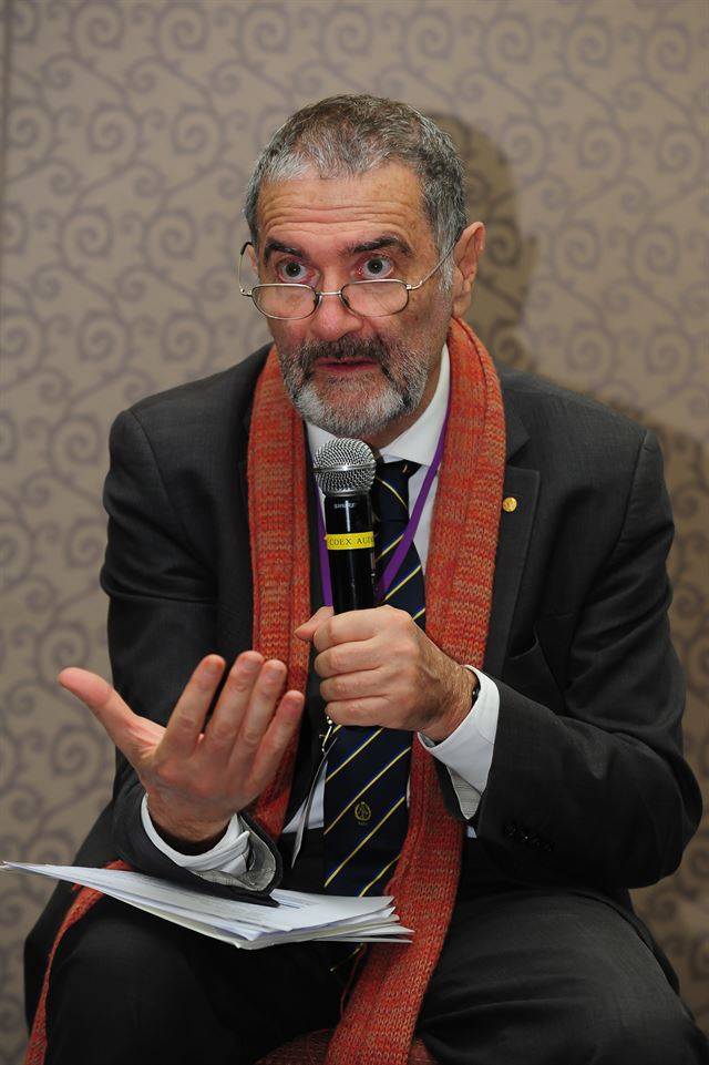 '양자컴퓨터의 아버지' 세르주 아로슈(2012년 노벨물리학상) 교수가 30일 서울 코엑스에서 기자회견을 하고 있다. 한국과학기술한림원 제공