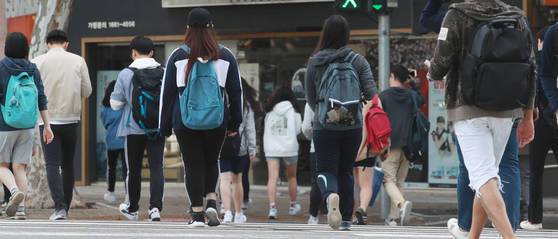 서울 대치동 학원가에서 학생들이 바삐 발걸음을 옮기고 있다.  [연합뉴스] <저작권자 ⓒ 1980-2017 ㈜연합뉴스. 무단 전재 재배포 금지.>