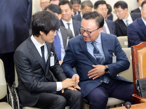 30일 국회에서 열린 과학기술정보방송통신위원회 종합 국정감사에서 이해진 네이버 창업자 겸 글로벌투자책임자(왼쪽)가 고동진 삼성전자 사장과 인사하고 있다. 연합뉴스