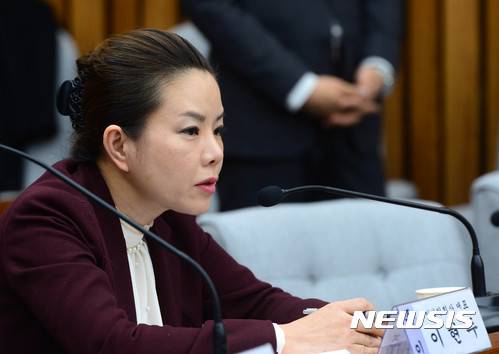 【서울=뉴시스】박주성 기자 = 이현주 컨설팅 대표가 14일 오후 서울 여의도 국회에서 열린 최순실 국정농단 의혹 진상규명을 위한 국정조사 특위 3차 청문회에서 의원들의 질의에 답하고 있다. 2016.12.14. park7691@newsis.com