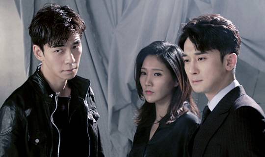 뮤지컬 ‘모래시계’에서 격동의 한국 현대사를 살아간 주인공 태수 역을 맡은 배우 신성록(왼쪽부터), 혜린 역의 장은아, 우석 역의 장필석.  인사이트엔터테인먼트 제공