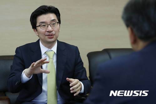 【서울=뉴시스】최동준 기자 = 박근혜 전 대통령의 변호인으로 활동하다 사임한 채명성 변호사가 지난  26일 서울 충무로 뉴시스본사에서 김현호 상임고문과 인터뷰 하고 있다. 2017.10.26. photocdj@newsis.com