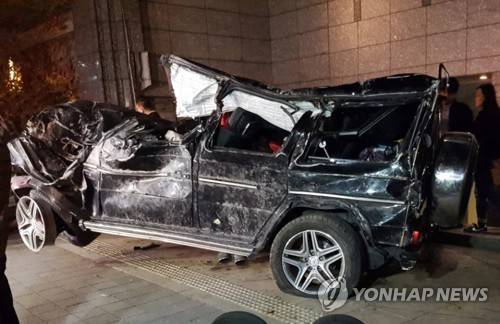 (서울=연합뉴스) 배우 김주혁씨의 차량이 전복된 서울 강남구 삼성동 영동대로 인근에서 관계자들이 사고 현장을 정리하고 있다 .2017.10.30 [독자 김선일씨 제공=연합뉴스]       photo@yna.co.kr