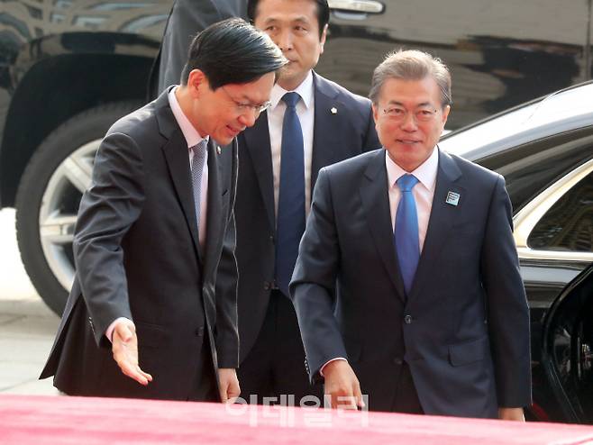 시정연설 위해 국회 도착한 문재인 대통령 | 인스티즈