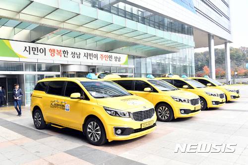 【성남=뉴시스】 증차한 성남시 장애인 콜택시