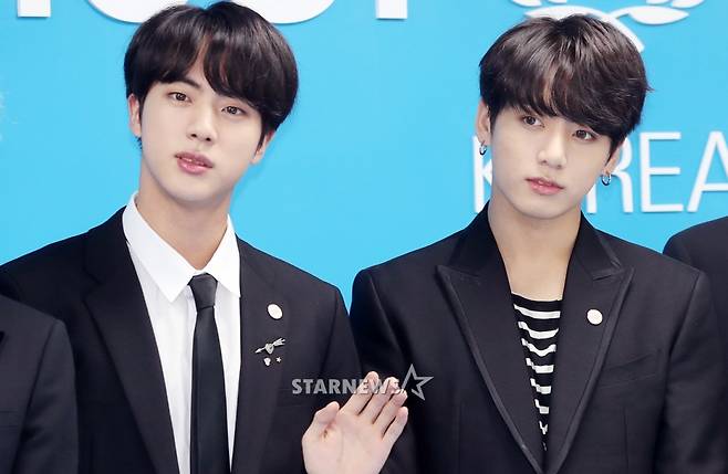 [★포토]진-정국, '맏형과 막내의 꽃 비주얼'