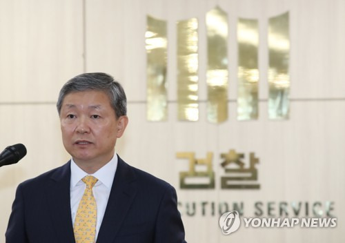 (서울=연합뉴스) 임헌정 기자 = 박성진 서울북부지검 차장검사가 1일 오전 서울 도봉구 서울북부지검에서 '어금니 아빠' 이영학 사건 수사결과를 발표하고 있다. 검찰은 이날 이영학을 아동·청소년의 성보호에 관한 법률 위반(강간 등 살인), 추행유인, 사체유기, 마약류관리에 관한 법률 위반(향정) 혐의로 구속기소했다. 2017.11.1  kane@yna.co.kr
