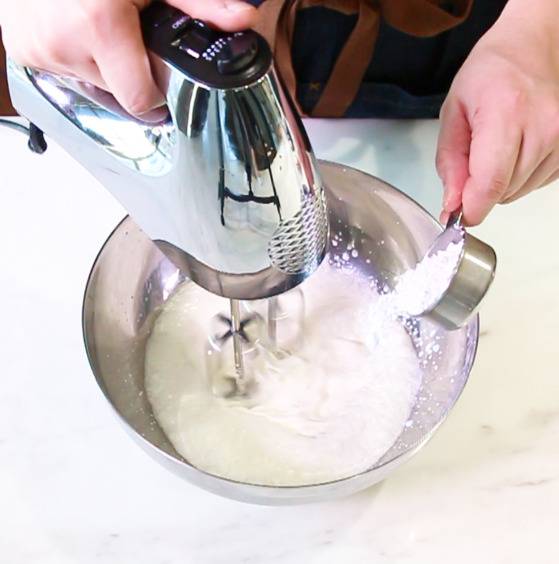 핸드 믹서로 크림을 단단하게 올린다. 파우더 슈가는 한꺼번에 넣지 않고 조금씩 여러번 추가한다.