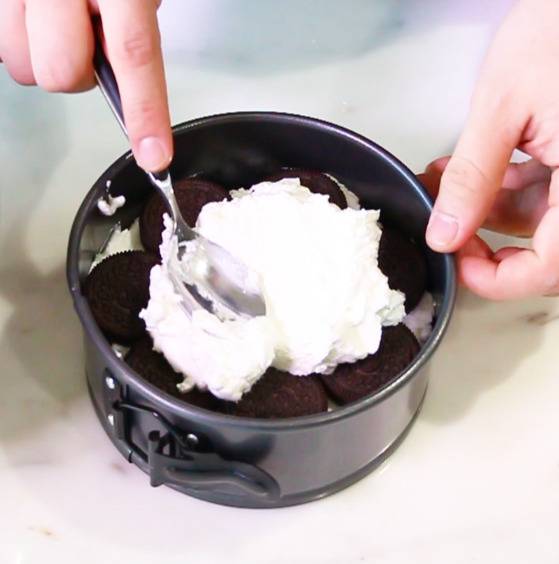 오레오 쿠키와 생크림을 켜켜이 쌓는다. 맨 마지막 층이 크림이 되도록 한다.