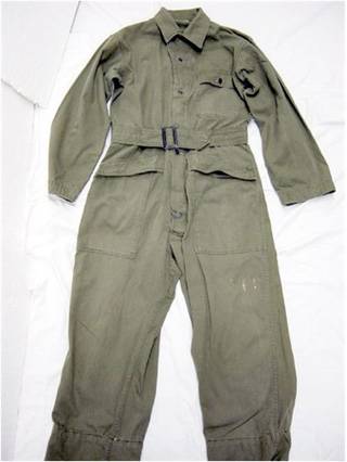 상하의를 붙여서 만든 점프 수트 초기 모델