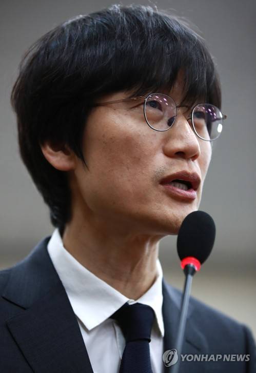 (서울=연합뉴스) 홍해인 기자 = 이해진 네이버 창업자 겸 글로벌 투자책임자가 31일 오후 국회 정무위원회 종합 감사에서 증언대에 서서 질의에 답하고 있다. 2017.10.31      hihong@yna.co.kr