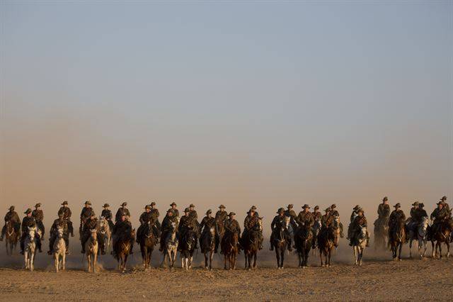 역사애호가와 기마부대의 후손들이 이스라엘 베르셰바에서 100년 전에 있었던 영국과 ANZAC기마부대가 오스만 투르크 군대에 승리한 전투를 기념하며 당시의 여정을 재현하고 있다. AP 연합뉴스