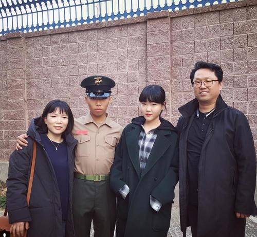 【서울=뉴시스】 이찬혁·이수현 가족. 2017.11.03. (사진 = 이수현 인스타그램 캡처) photo@newsis.com