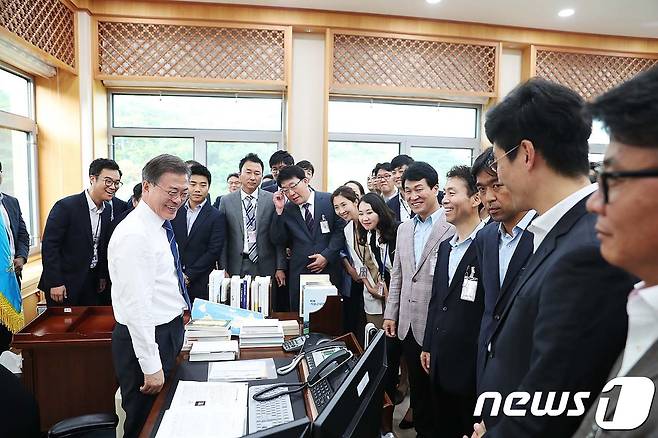 17일 문재인 대통령 취임 100일 맞아 진행된 청와대 오픈하우스에 참석한 출입기자단이 문 대통령과 함께 청와대 여민관 집무실을 둘러보고 있다.(청와대) 2017.8.18/뉴스1 © News1 이광호 기자