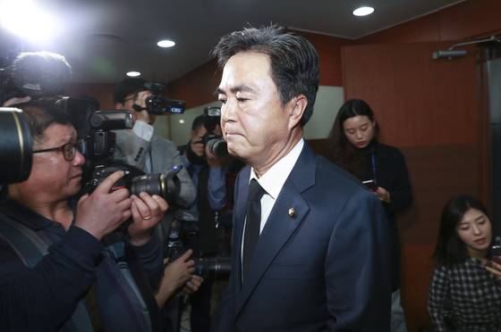 ‘친박계’ 김태흠 자유한국당 의원이 3일 여의도 당사에서 열린 박근혜 전 대통령 제명 논의를 위한 최고위원회의를 마친 뒤 회의실을 나서고 있다. [임현동 기자]