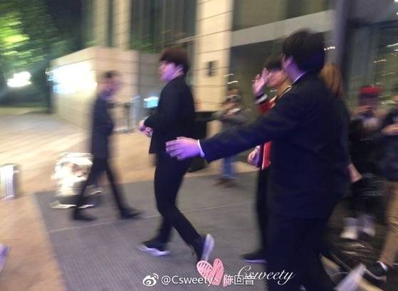 웃으면서 퇴근하는 페이커 이상혁. [사진 온라인 커뮤니티]