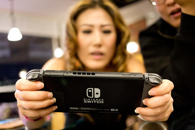 '닌텐도 스위치'는 가정에서 놓고 게임을 즐길 수도 있고, 휴대용 포터블 게임기로도 사용할 수 있다. ⓒ연합뉴스