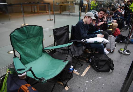 호주 시드니의 애플 매장 앞에서 아이폰 X를 구입하려는 시민들이 야외용 의자에 앉아 차례를 기다리고 있다. [epa=연합뉴스]