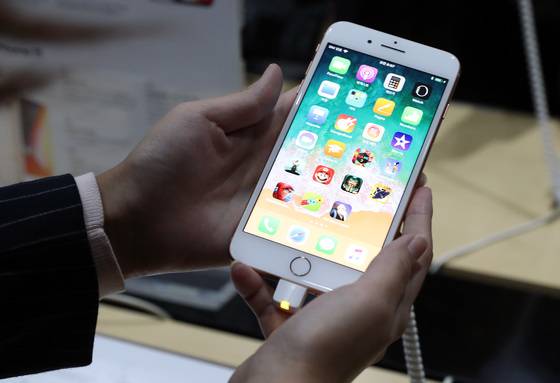 3일 오전 서울 종로구 광화문 KT스퀘어를 찾은 한 고객이 아이폰8을 살펴보고 있다. 우상조 기자