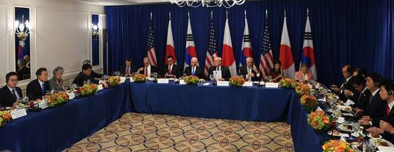 지난 9월 21일 (현지시간) 미국 뉴욕 롯데 팰리스호텔에서 문재인대통령이 도널드 트럼프 미국 대통령, 아베 신조 일본 총리와 함께 한 한미일 3국 정상 업무 오찬에서 모두발언을 하고 있다. 문 대통령 취임 이후 한미일 정상이 한자리에 앉는 것은 지난 7월 G20(주요 20개국) 정상회의 당시 트럼프 대통령의 초청으로 3국 정상 만찬회담을 가진 데 이어 두 번째다. 이날 오찬에서 3국 정상은 북핵 공조와 관련해 논의했다. 청와대사진기자단