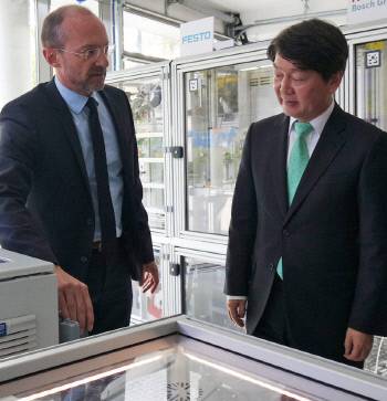 국민의당 안철수 대표가 4일(현지시간) 독일 카이저슬라우테른의 인공지능연구센터를 방문해 안드레아스 덴겔 교수의 설명을 듣고 있다.     연합뉴스