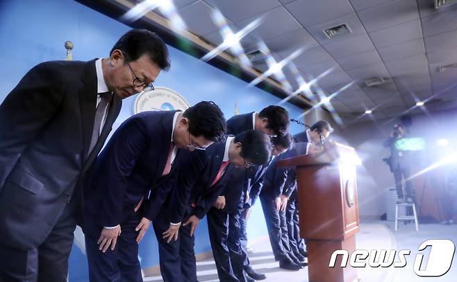 바른정당 김무성 등 '통합파' 의원들이 6일 서울 여의도 국회 정론관에서 탈당 기자회견을 마친 후 인사를 하고 있다.  왼쪽부터 홍철호, 김용태, 강길부, 이종구, 김영우, 황영철, 김무성, 정양석의원. 2017.11.6/뉴스1 © News1 이동원 기자