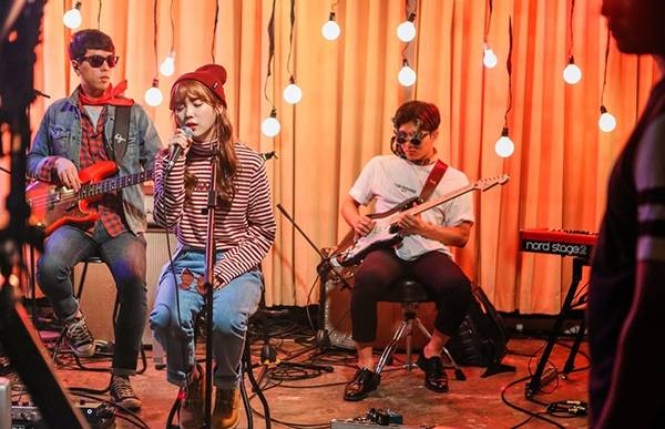 아이유 리메이크 곡 ‘잠 못 드는 밤 비는 내리고’ 스페셜 영상 클립 중 한 장면. / 로엔엔터테인먼트