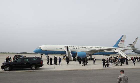 지난 4월 마이크 펜스 미국 부통령이 탑승한 전용기가 경기도 오산 공군기지에 착륙했다. [중앙포토]