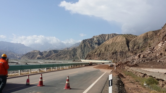 중국 카슈가르에서 파키스탄 국경으로 이어지는 314번 국도 보수 현장.