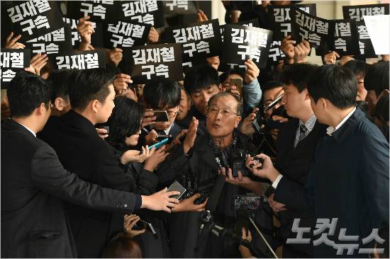 김재철 전 MBC 사장이 피의자 신분으로 조사를 받기 위해 6일 오전 서울 서초동 서울중앙지검에 출석하며 취재진 질문에 답하고 있다. 이한형기자