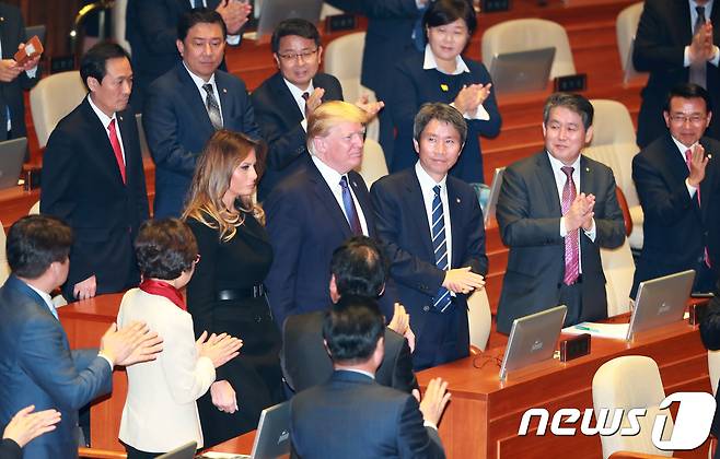 방한중인 도널드 트럼프 미국 대통령과 멜라니아 여사가 8일 오전 서울 여의도 국회 본회의장에 들어서고 있다.2017.11.8/뉴스1 © News1 국회사진취재단