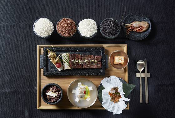 국빈만찬 코스별 메뉴 설명 첫번째: 옥수수죽을 올린 구황작물 소반. 두번째: 동국장 맑은 국을 곁들인 거제도 가자미 구이 세번째: 360년 씨간장으로 만든 소스의 한우 갈비구이와 독도 새우잡채를 올린 송이 돌솥밥 반상 (모시조개국  김치, 한우: 적북 고창 한우, 한국 토종쌀 4종: 북흑조, 자광도, 흑갱, 충북 흑미) 네번쩨: 산딸기 바닐라 소스를 곁들인 트리플 초콜렛 케이크와 감을 올린 수정과 그라니타 [사진 청와대]