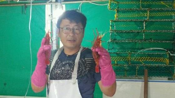 경북 울릉군에서 17년째 독도새우를 잡아 판매하고 있는 천금수산 박종현 대표가 양손에 독도새우를 들어 보이고 있다. [사진 박종현]