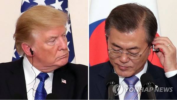 이어폰에 시선 고정, 이니굿즈로 등극한 B&O A8/ 사진 = 연합뉴스