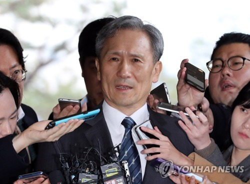 (서울=연합뉴스) 최재구 기자 = 군 사이버사령부 댓글 공작에 관여한 의혹을 받는 김관진 전 국방부 장관이 7일 조사를 받기위해 피의자 신분으로 서울 서초구 중앙지검으로 들어서며 기자들의 질문에 답하고 있다. 2017.11.7