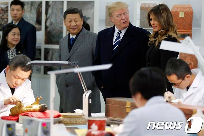 방중한 도널드 트럼프 미국 대통령 부부(오른쪽)가 8일 시진핑 중국 주석의 안내를 받으며 자금성을 둘러보고 있다.  © AFP=뉴스1