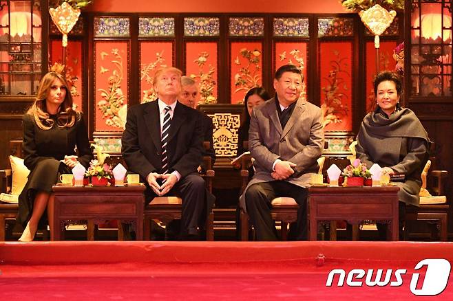 도널드 트럼프 미 대통령 부부와 시진핑 중국 주석 부부가 8일 자금성에서 차를 마시고 연회를 가졌다. © AFP=뉴스1